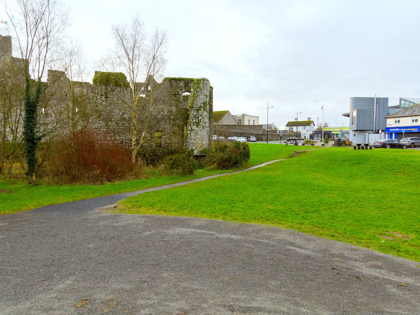 TRIM CASTLE AS SEEN FROM THE NORTH SIDE OF THE BOYNE [CHRISTMAS DAY 2023]-226491-1