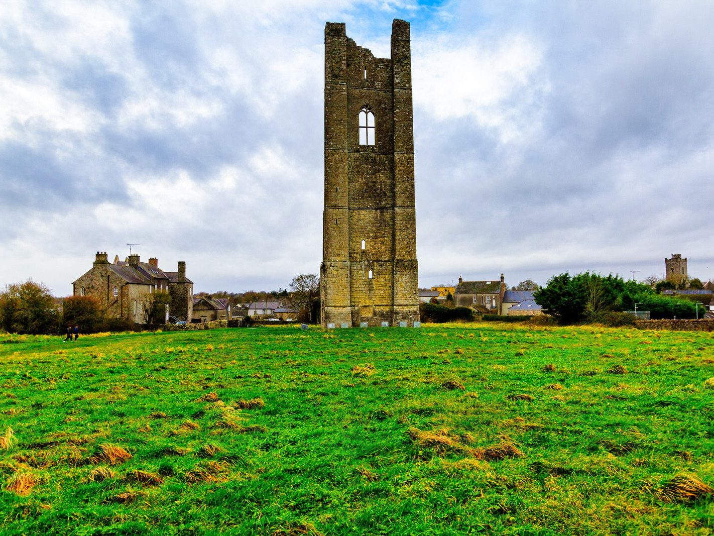 THE YELLOW STEEPLE DOMINATES THE TOWN OF TRIM [ALSO KNOWN AS ST MARYS ABBEY]-226744-1