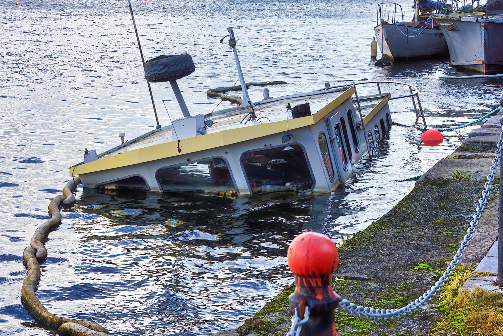 BOATS IN DISTRESS AT CHARLOTTE QUAY GRAND CANAL DOCK  001