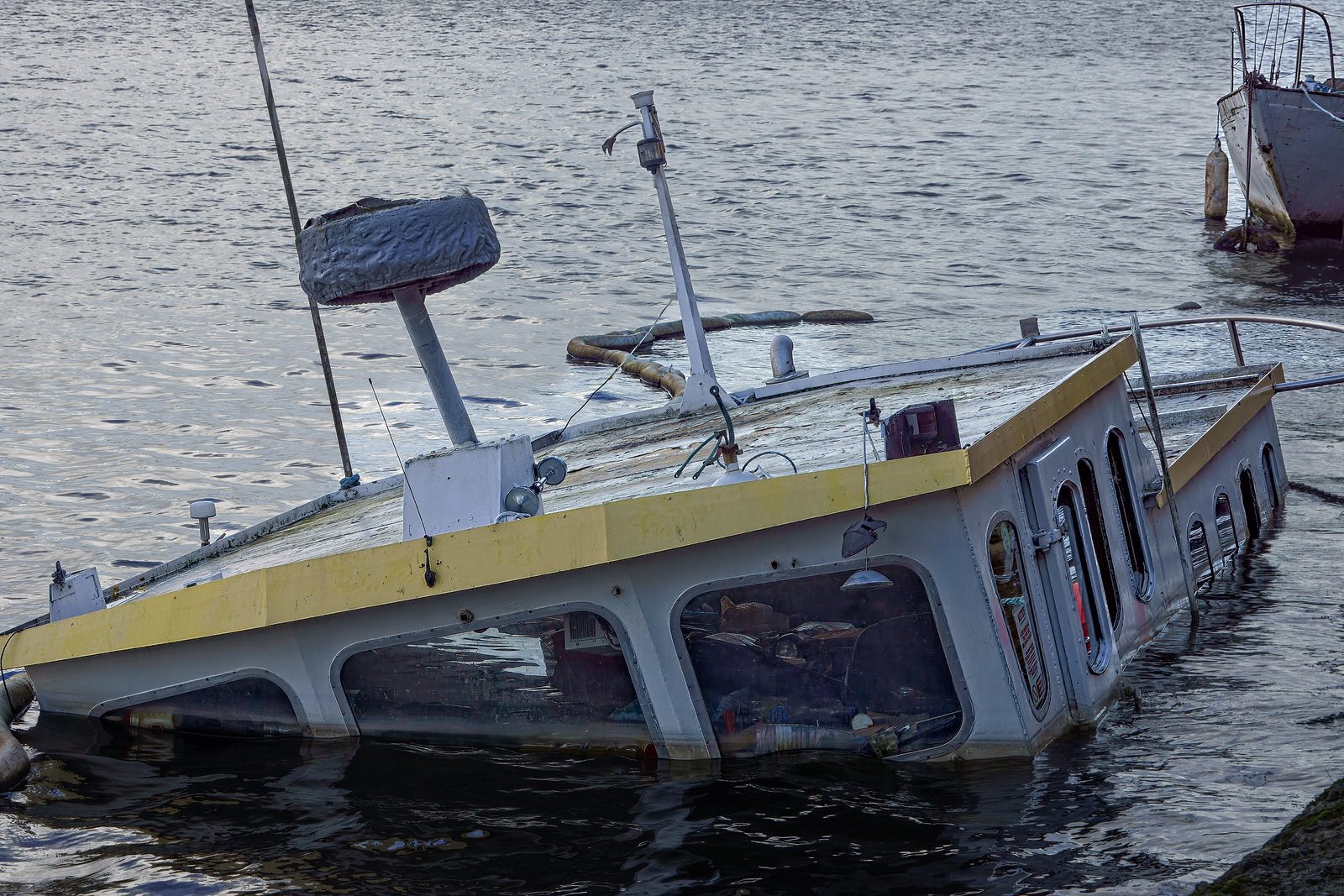 BOATS IN DISTRESS AT CHARLOTTE QUAY GRAND CANAL DOCK  006