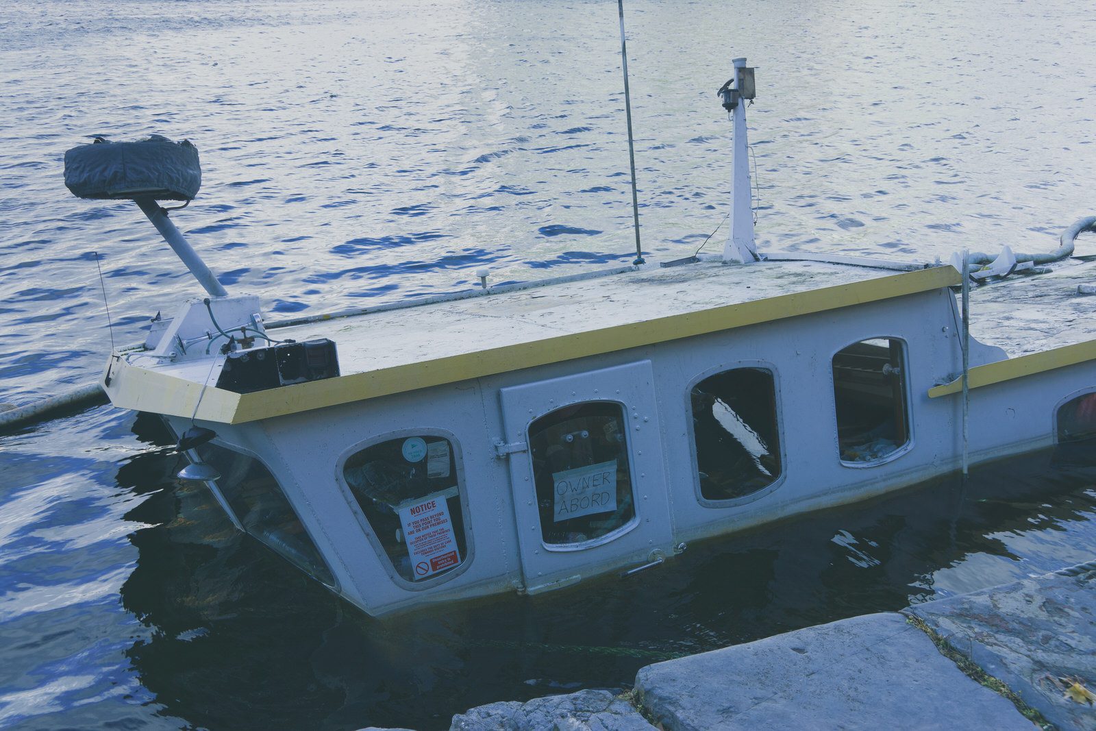 BOATS IN DISTRESS AT CHARLOTTE QUAY GRAND CANAL DOCK 002