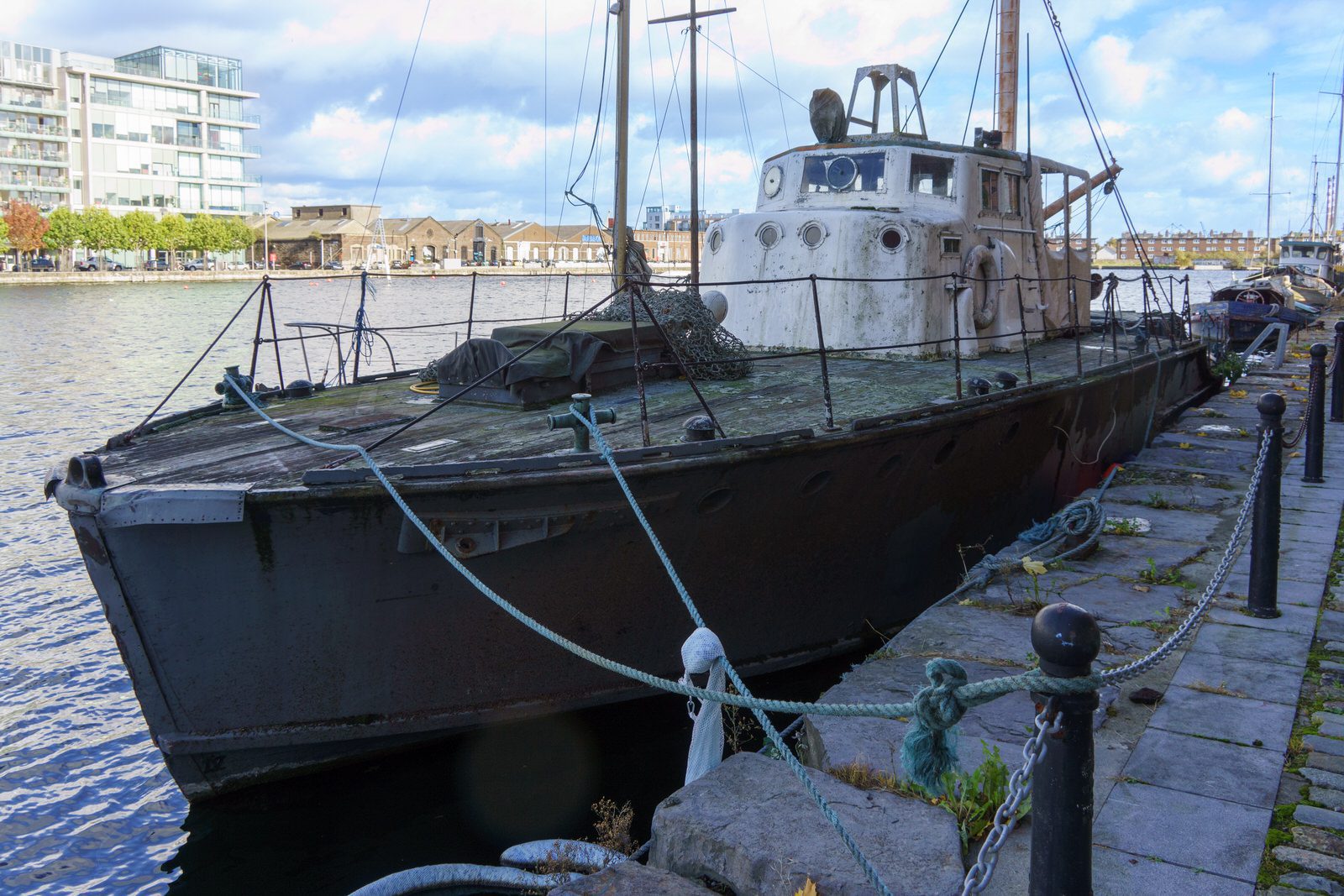 BOATS IN DISTRESS AT CHARLOTTE QUAY GRAND CANAL DOCK  011