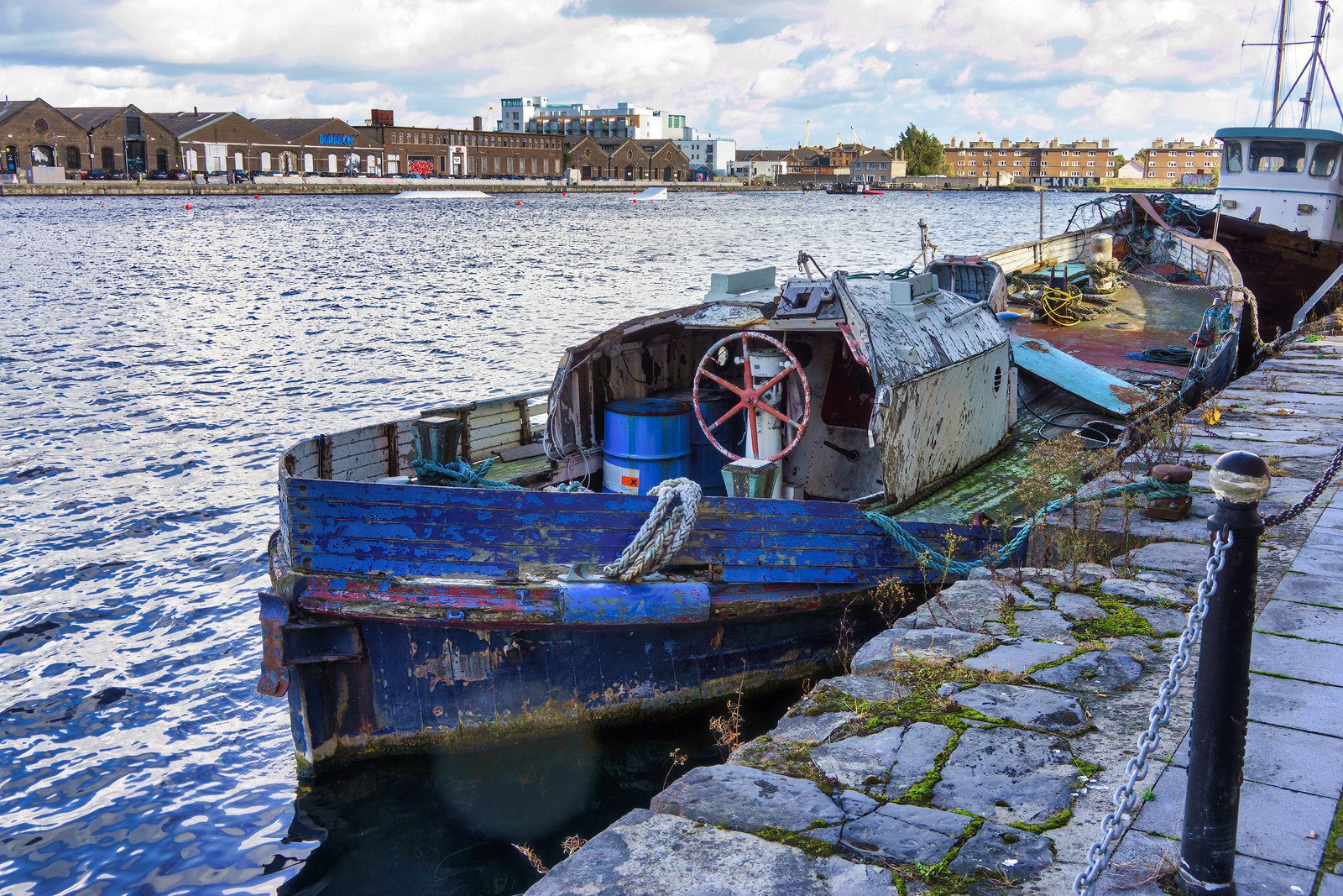 BOATS IN DISTRESS AT CHARLOTTE QUAY GRAND CANAL DOCK  012