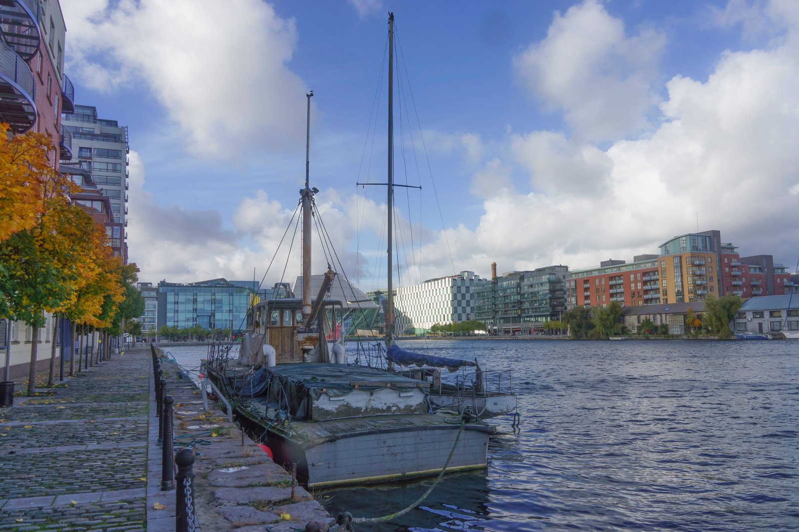 BOATS IN DISTRESS AT CHARLOTTE QUAY GRAND CANAL DOCK  005