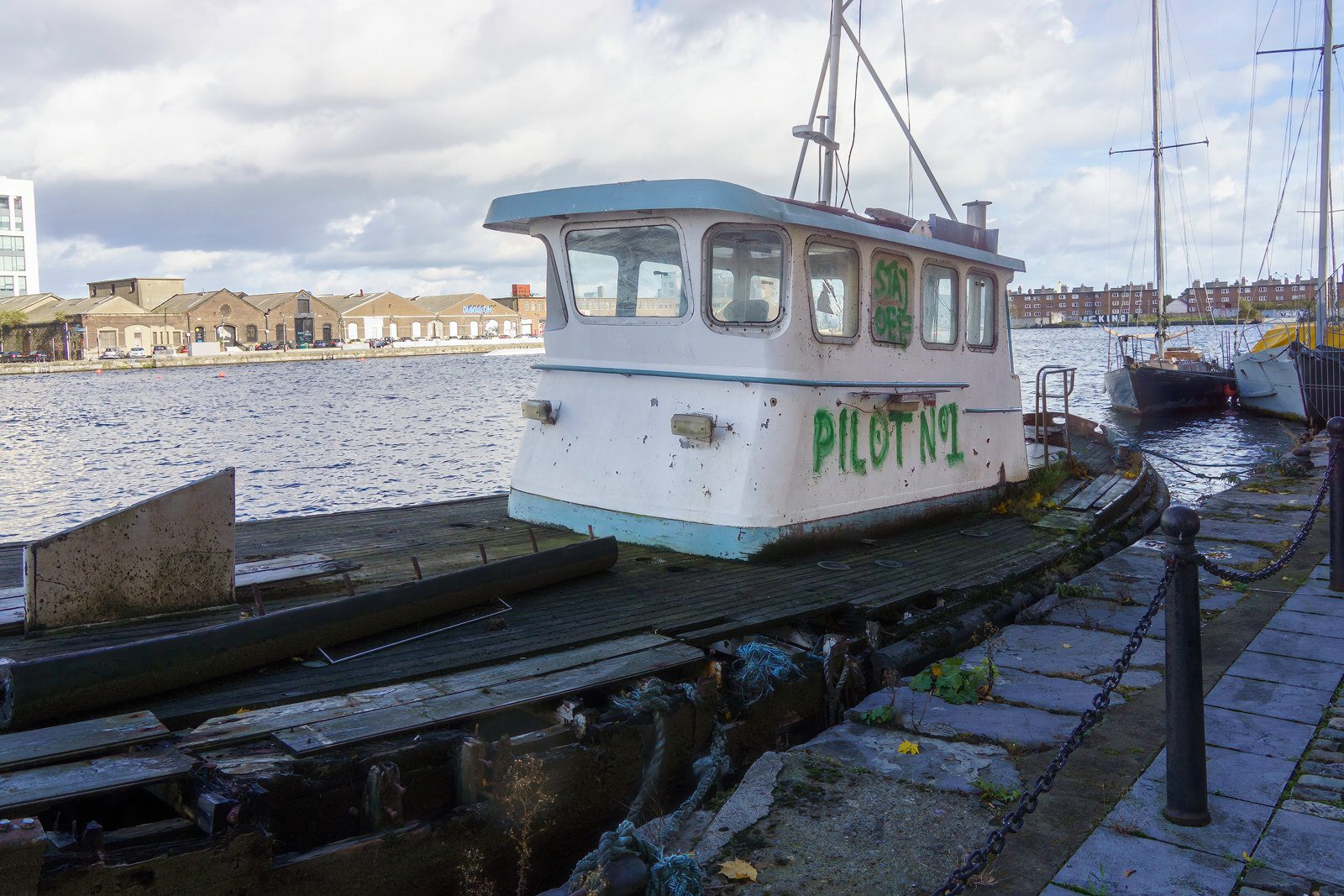 BOATS IN DISTRESS AT CHARLOTTE QUAY GRAND CANAL DOCK  013