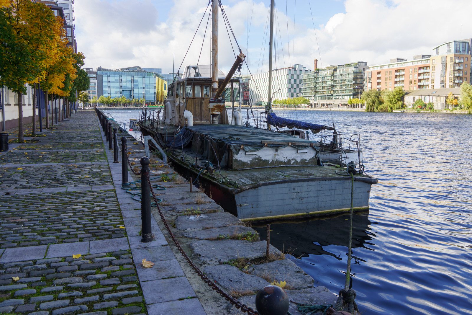 BOATS IN DISTRESS AT CHARLOTTE QUAY GRAND CANAL DOCK  009