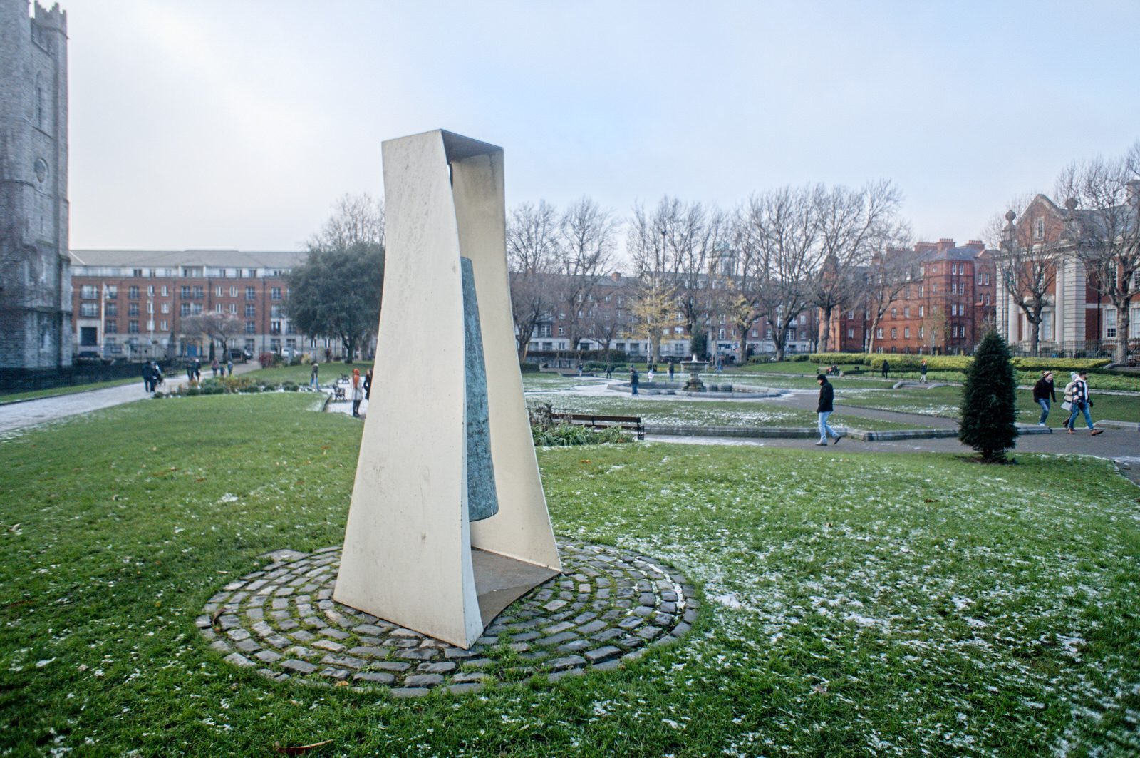 THE LIBERTY BELL SCULPTURE BY VIVIENNE ROCHE 001