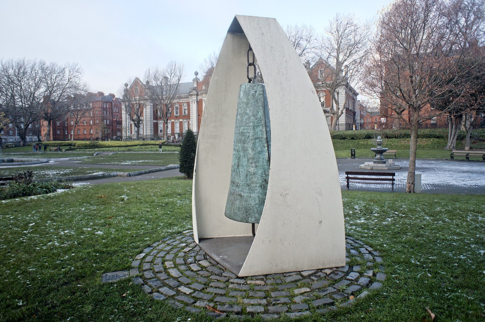 THE LIBERTY BELL SCULPTURE BY VIVIENNE ROCHE 008