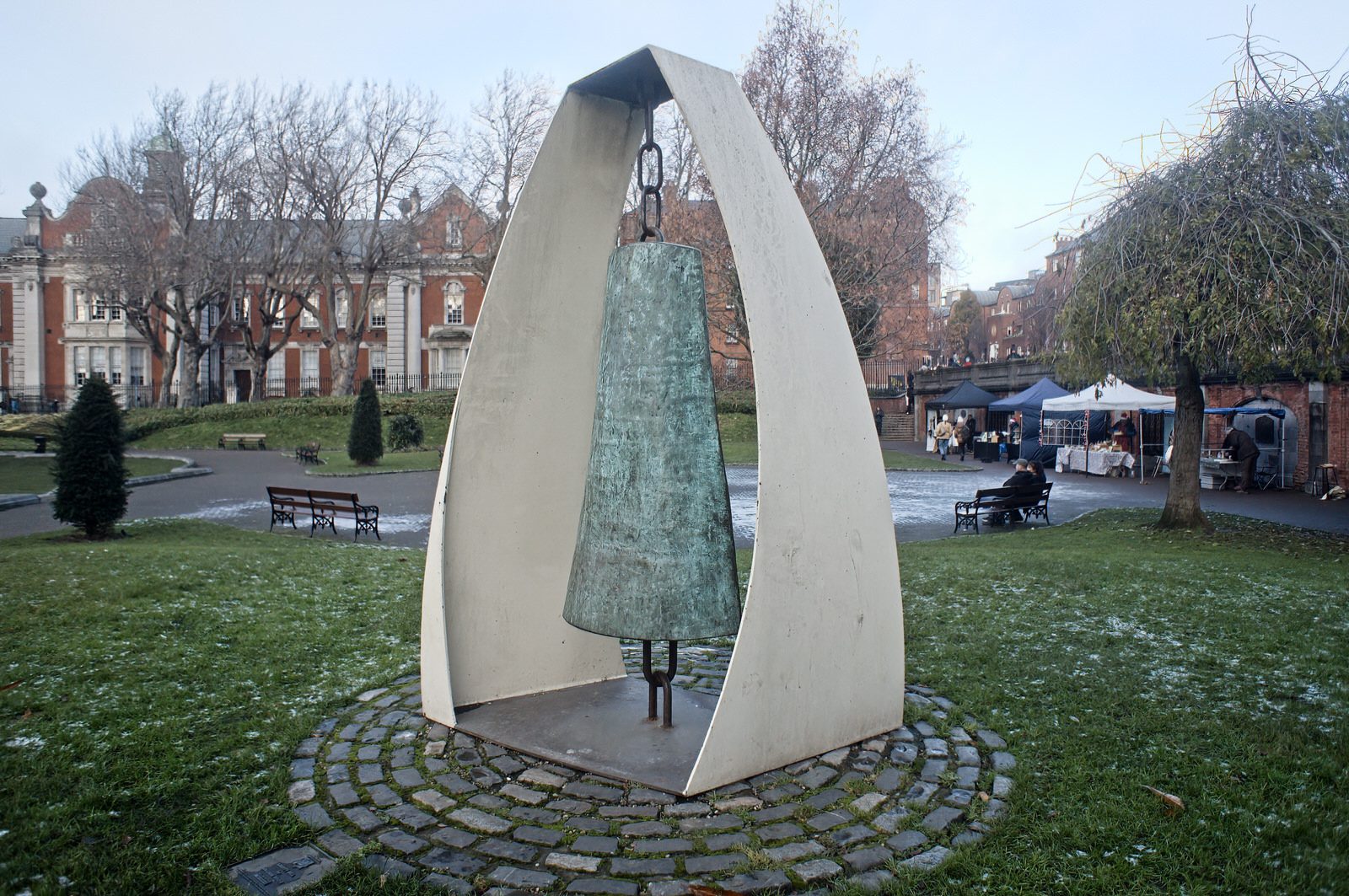 THE LIBERTY BELL SCULPTURE BY VIVIENNE ROCHE 007