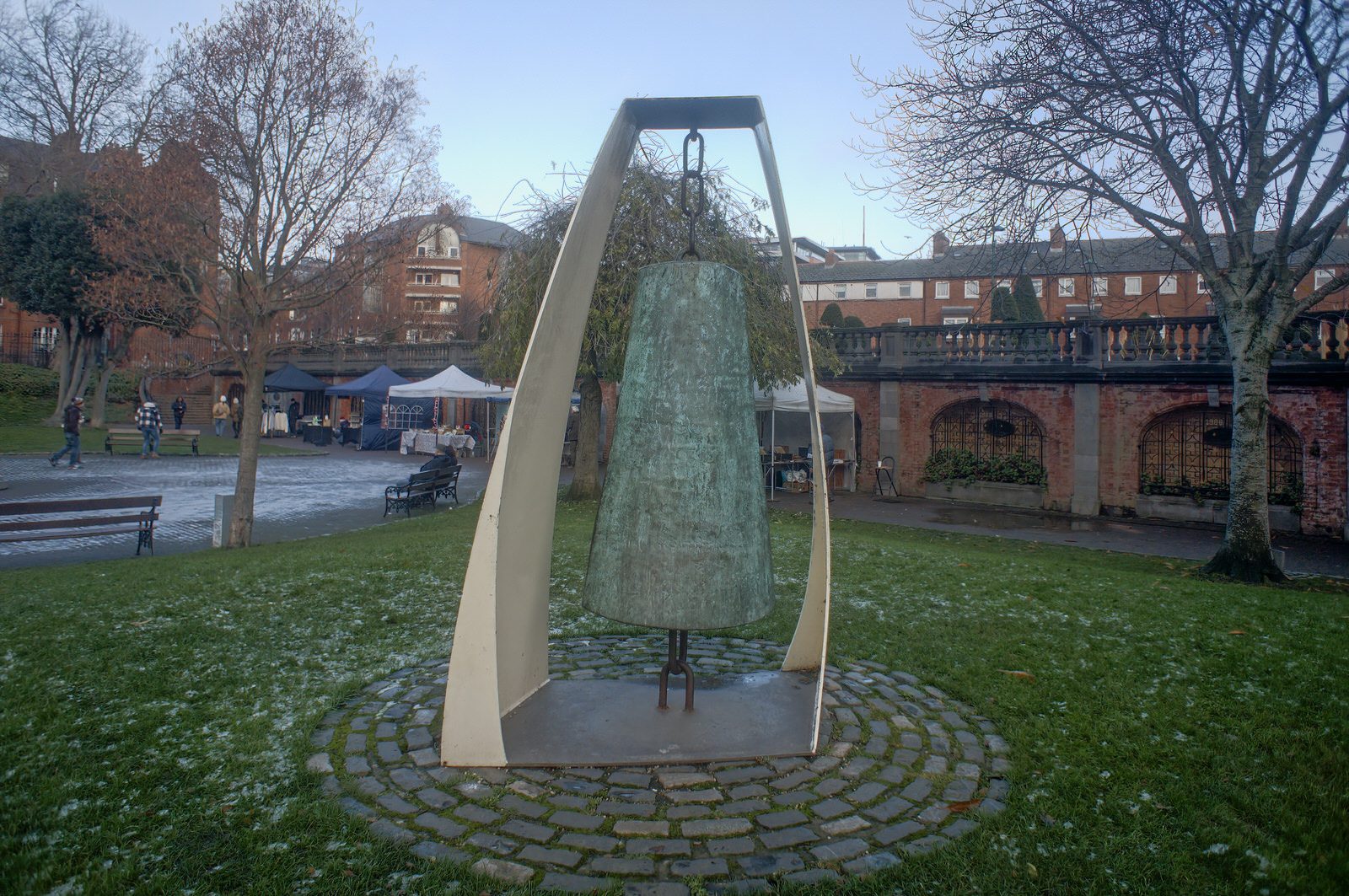 THE LIBERTY BELL SCULPTURE BY VIVIENNE ROCHE 005