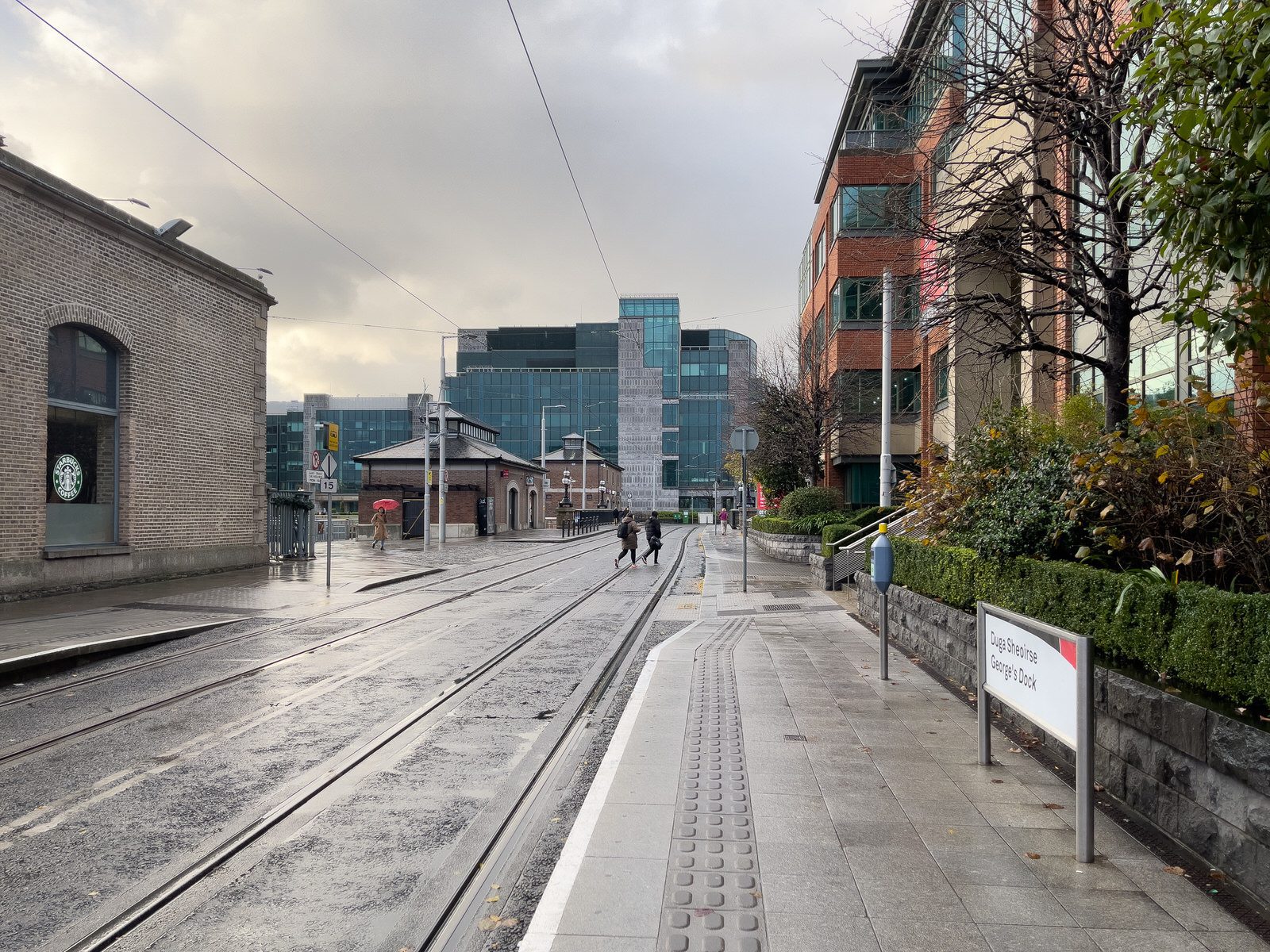 THE LUAS TRAM STOP AT GEORGE'S DOCK 004