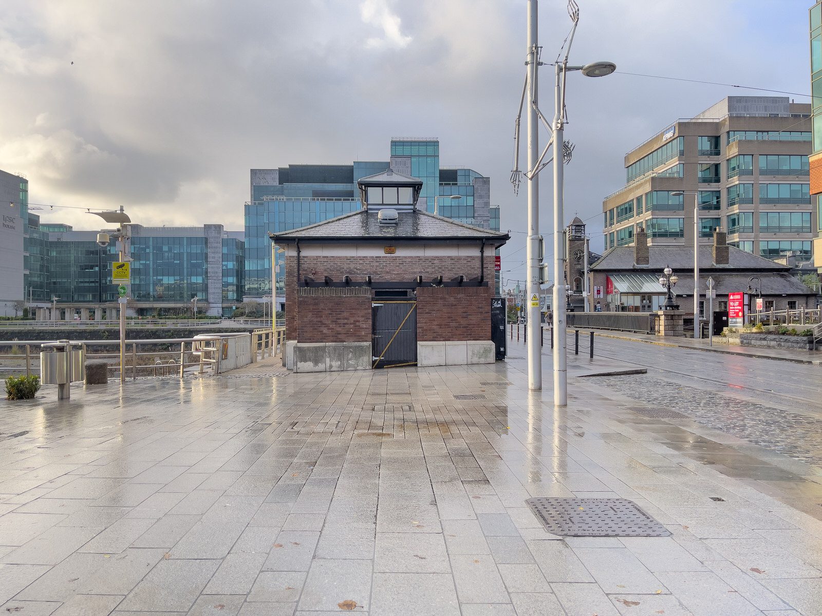 THE LUAS TRAM STOP AT GEORGE'S DOCK 008