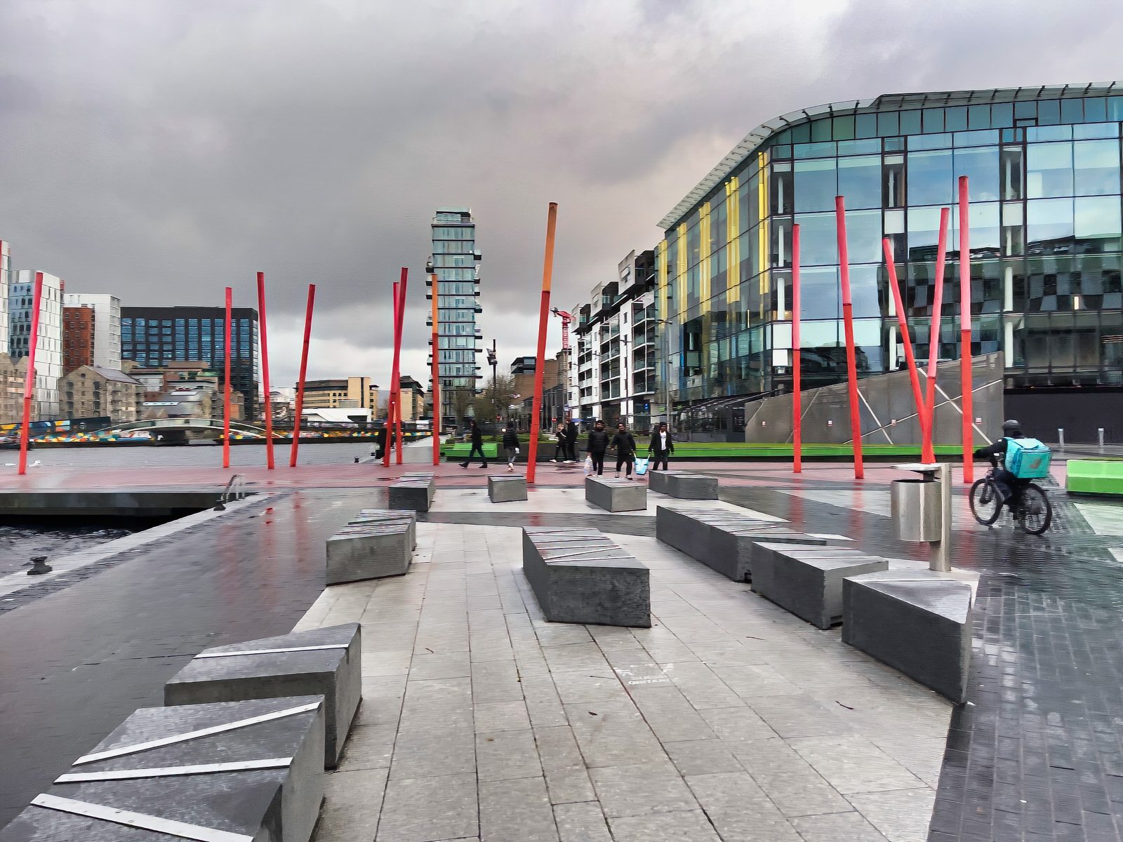 GRAND CANAL SQUARE IN DUBLIN DOCKLANDS AT CHRISTMAS 2022 011
