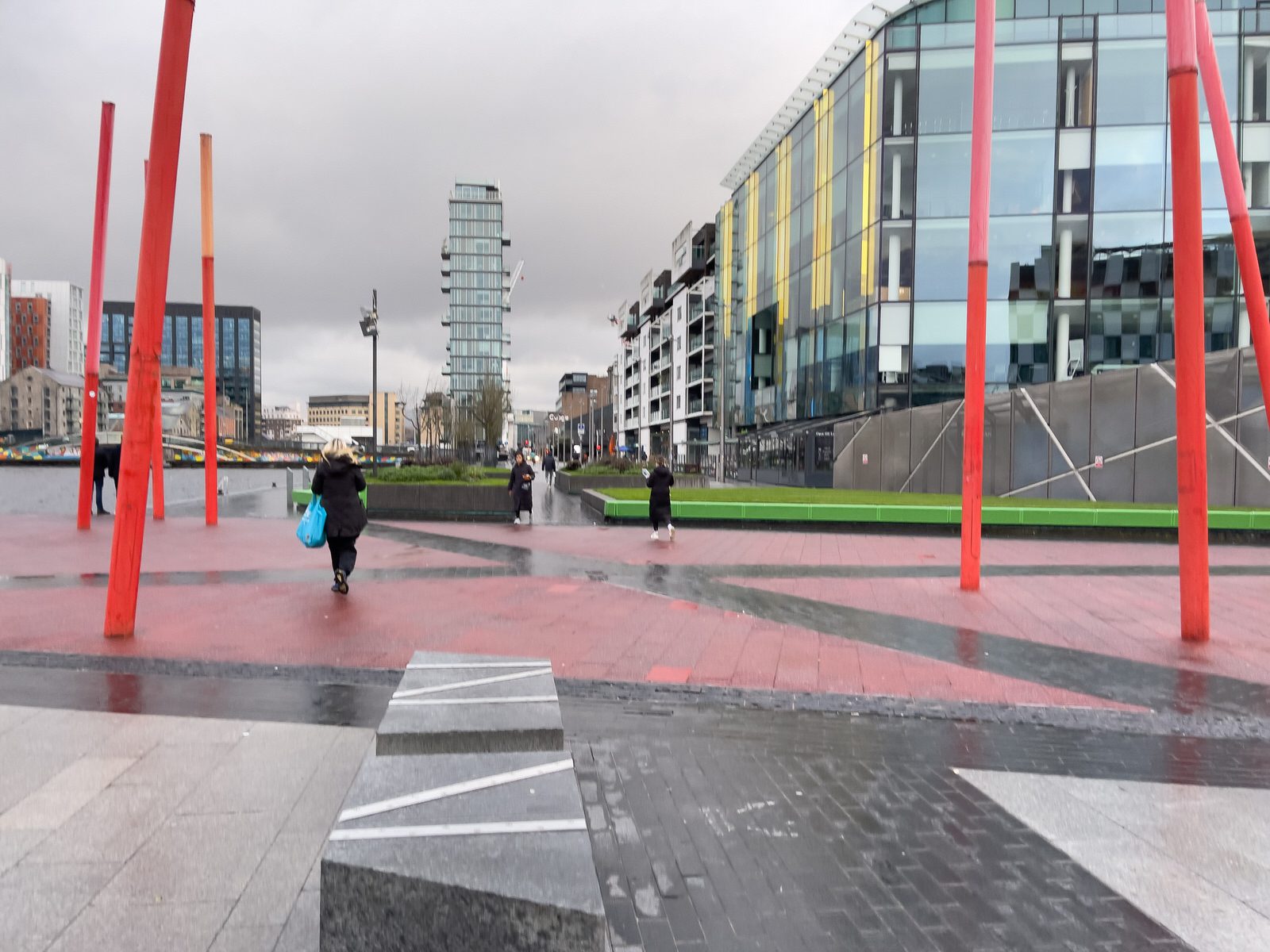 GRAND CANAL SQUARE IN DUBLIN DOCKLANDS AT CHRISTMAS 2022 024