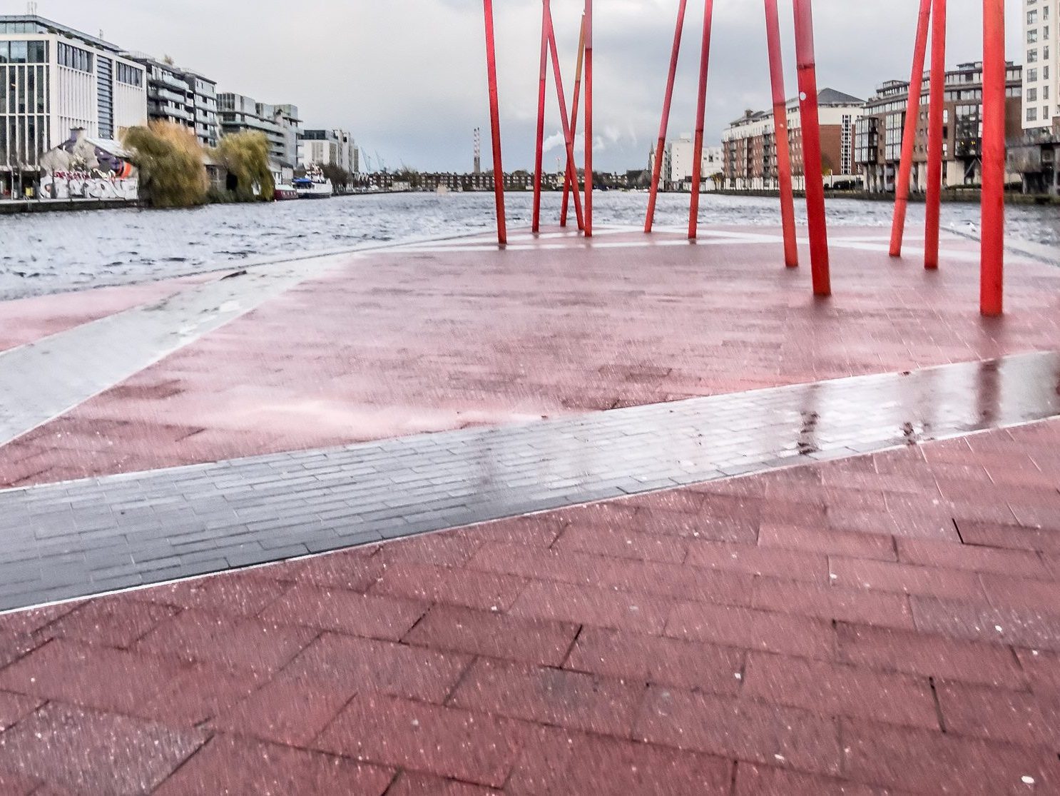 GRAND CANAL SQUARE IN DUBLIN DOCKLANDS AT CHRISTMAS 2022 022