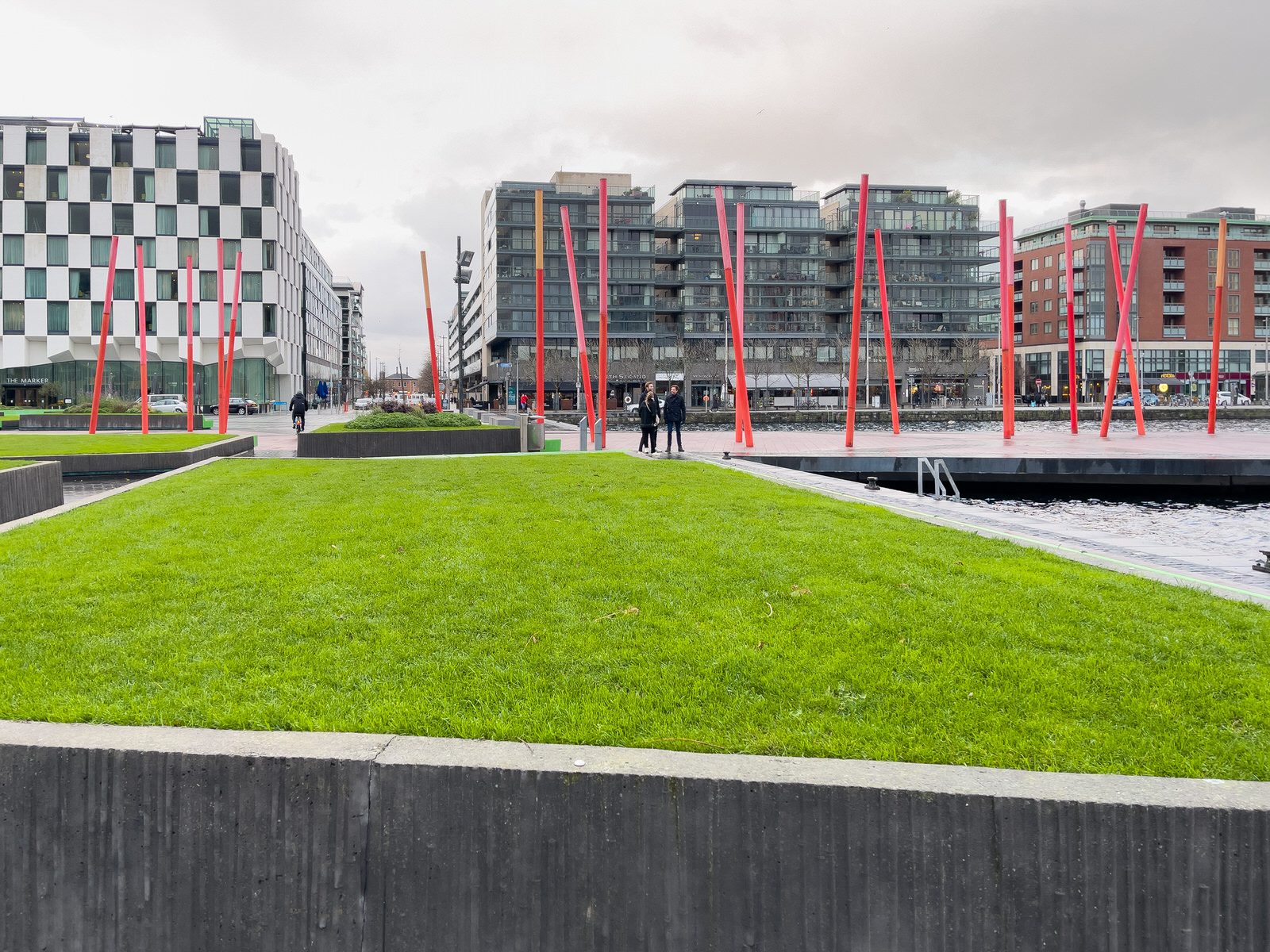 GRAND CANAL SQUARE IN DUBLIN DOCKLANDS AT CHRISTMAS 2022 019
