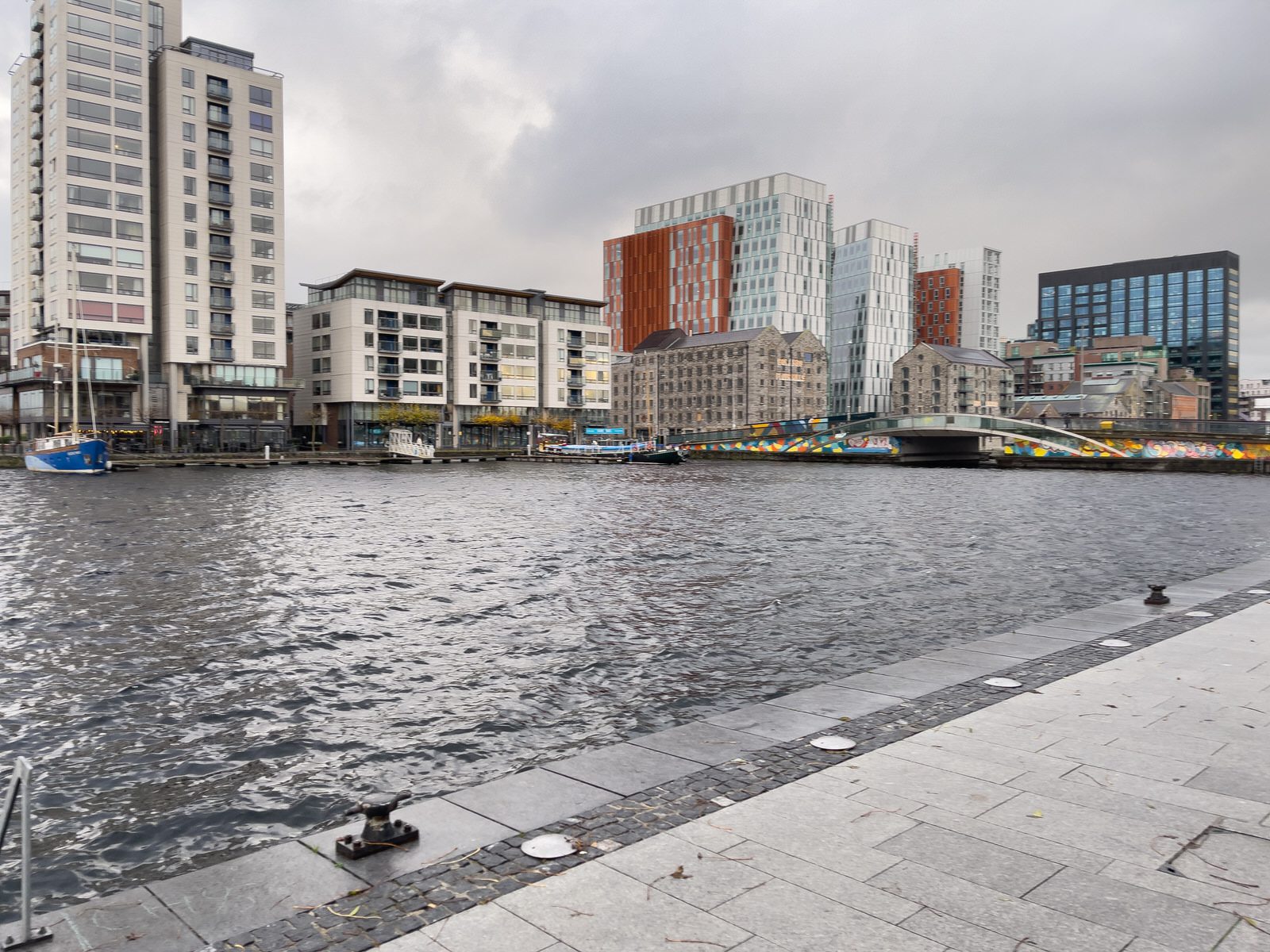 GRAND CANAL SQUARE IN DUBLIN DOCKLANDS AT CHRISTMAS 2022 030