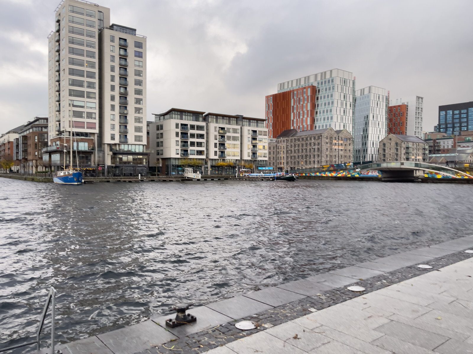 GRAND CANAL SQUARE IN DUBLIN DOCKLANDS AT CHRISTMAS 2022 029