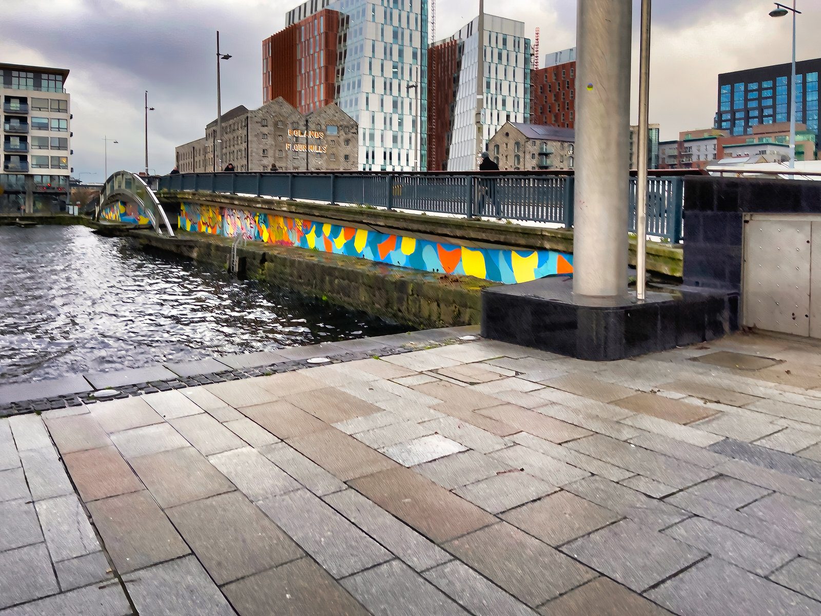 GRAND CANAL SQUARE IN DUBLIN DOCKLANDS AT CHRISTMAS 2022 031