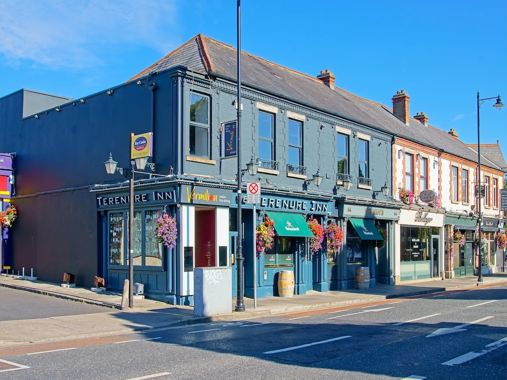 THE TERENURE INN IS AN OLD DUBLIN PUB [PHOTOGRAPHED IN AUGUST 2022] 001