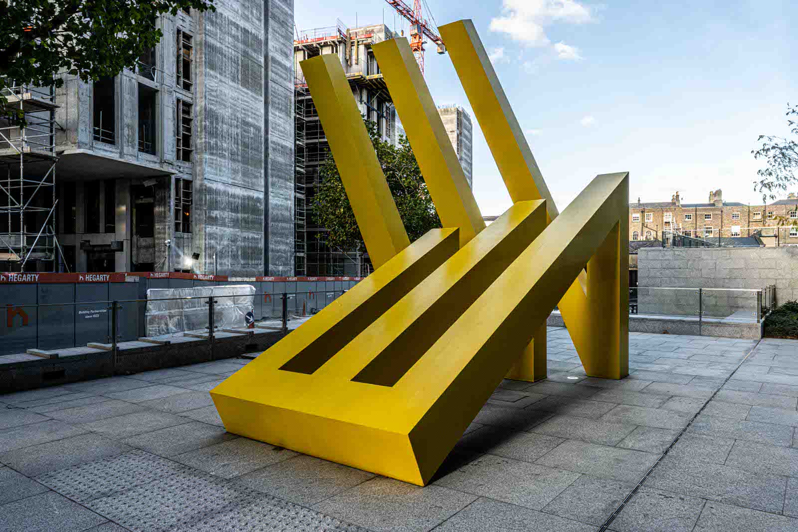  YELLOW SCULPTURE 