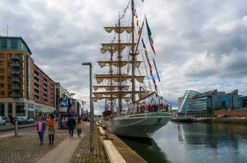  BOATS AND SHIPS 