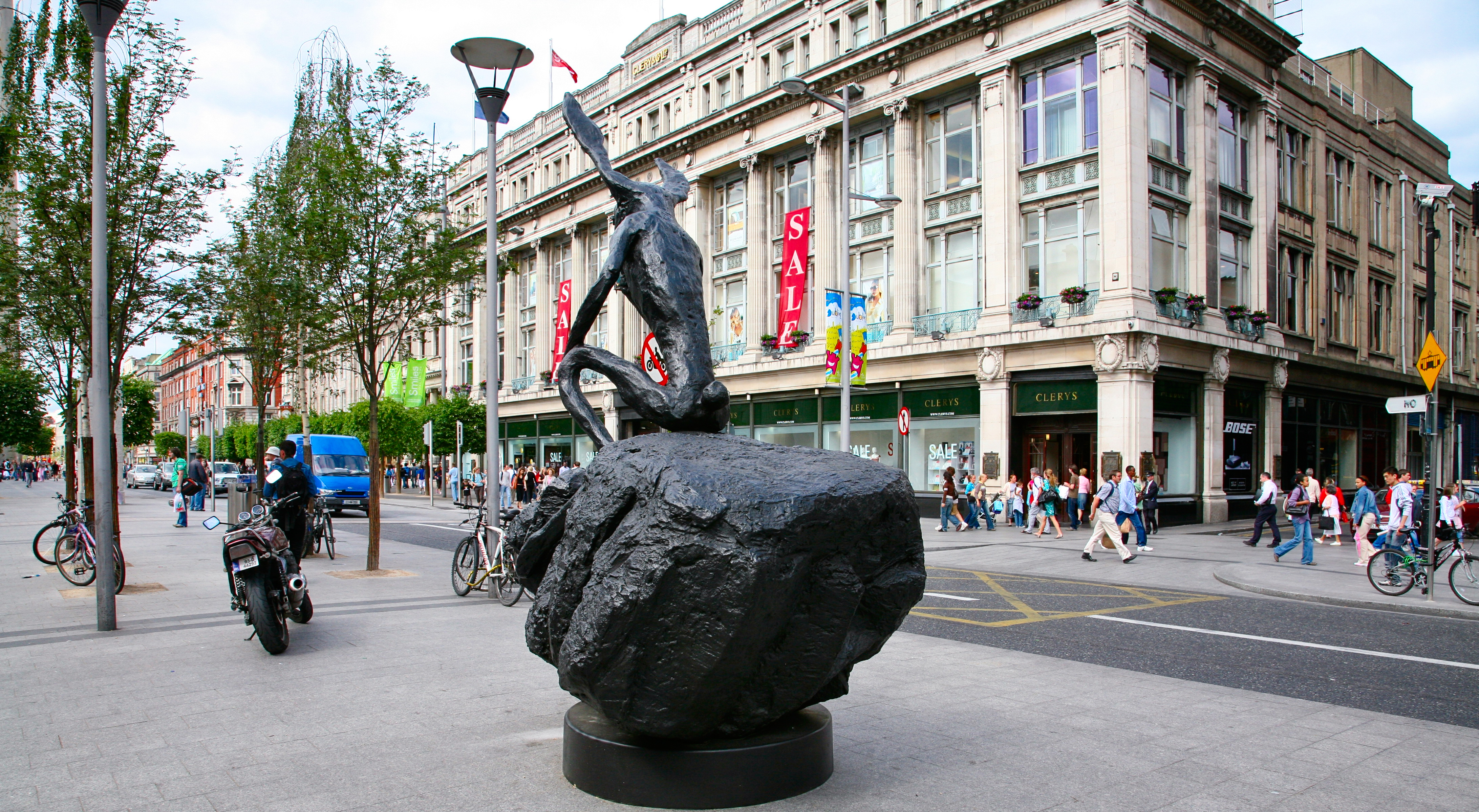  HARE IN O'CONNELL STREET 