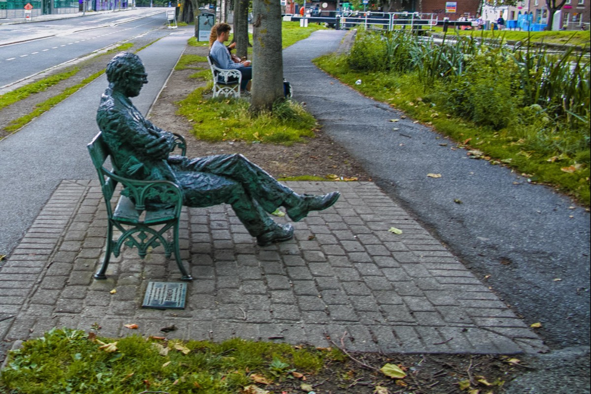 STATUE OF PATRICK KAVANAGH NORTH BANK OF GRAND CANAL ON MESPIL ROAD 001