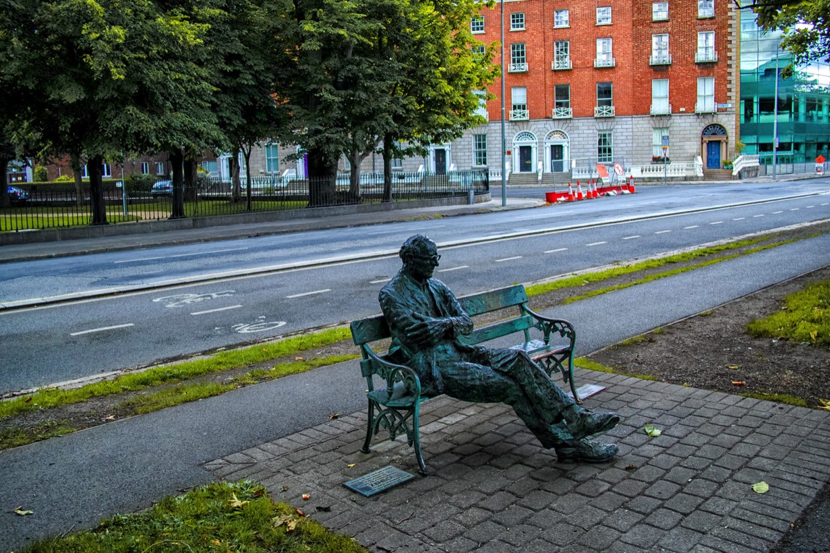 STATUE OF PATRICK KAVANAGH NORTH BANK OF GRAND CANAL ON MESPIL ROAD 002