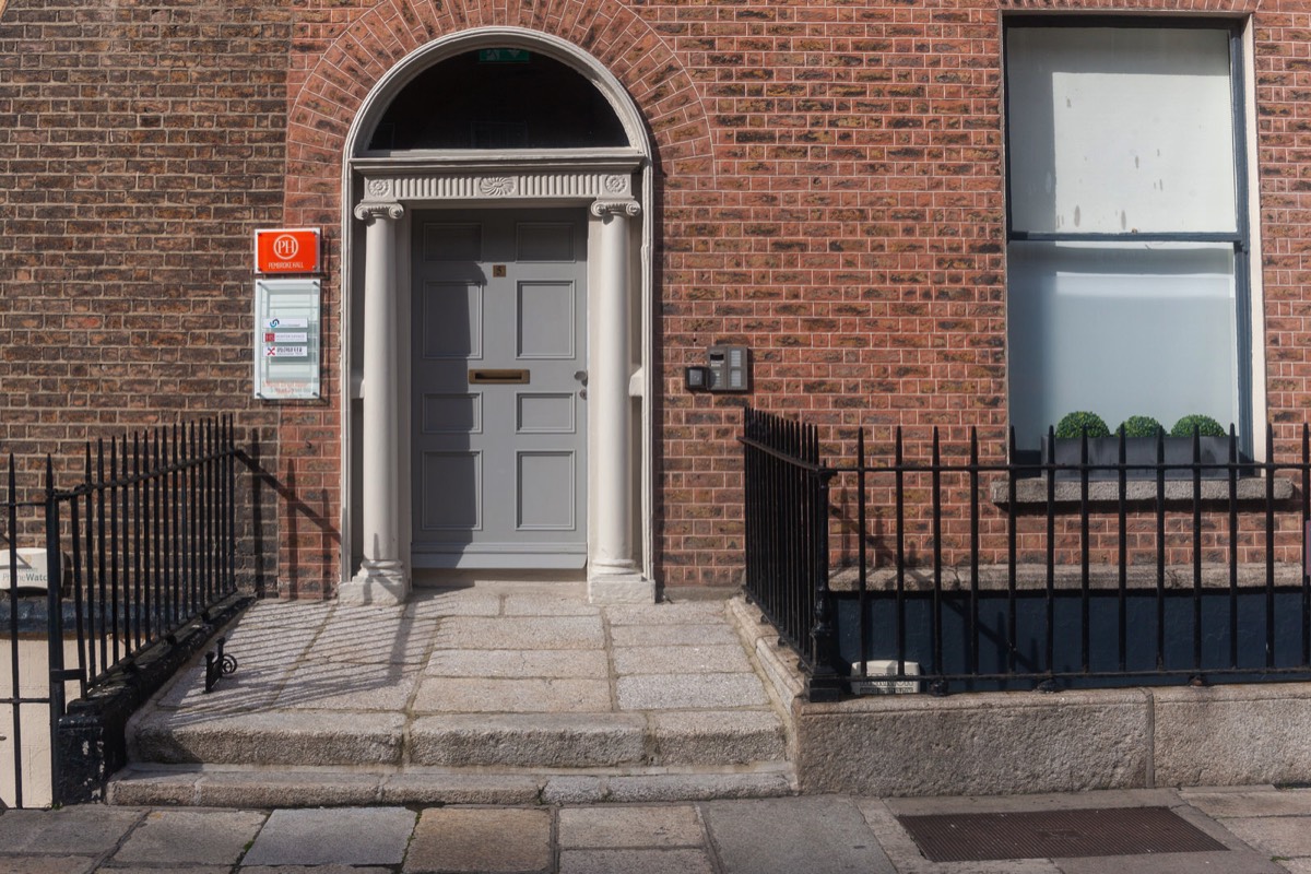 THE DOORS OF DUBLIN - UPPER MOUNT STREET 005