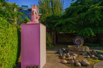  A 3D PRINTED PINK SCULPTURE IN DUBLIN CASTLE GARDENS - THE ARTIST IS JAM SUTTON  