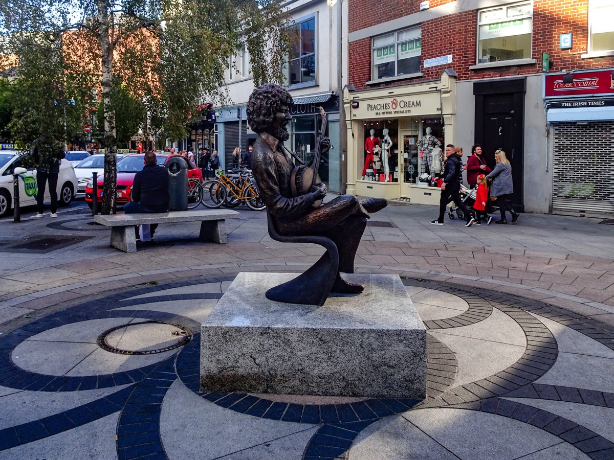 STATUE OF LUKE KELLY ON SLOUTH KING STREET  - BY JOHN COLL 001