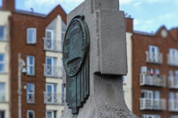  RORY O'MORE BRIDGE - PLAQUE 