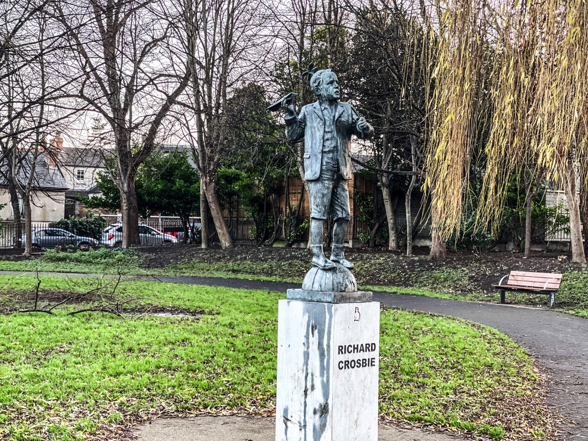  HE MADE THE FIRST HOT AIR BALLOON FLIGHT IN IRELAND FROM RANELAGH - MEMORIAL TO RICHARD CROSBIE  001