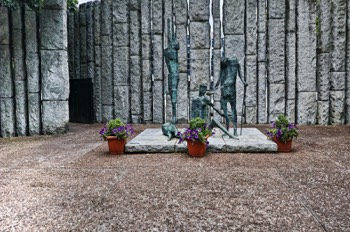  FAMINE MEMORIAL BY EDWARD DELANEY 