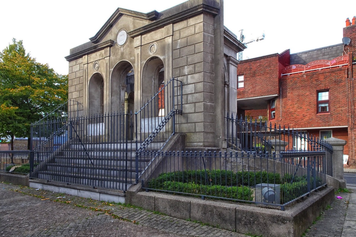 THE COOMBE MEMORIAL  001