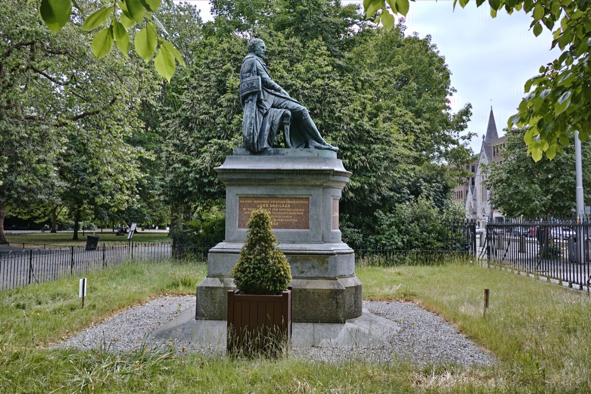 THERE IS A STATUE OF LORD ARDILAUN IN ST STEPHENS GREEN 002