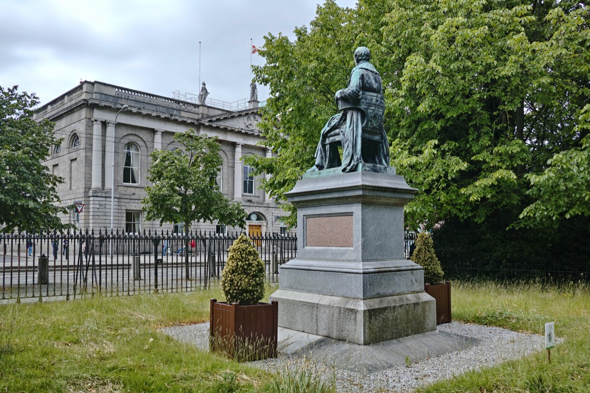 THERE IS A STATUE OF LORD ARDILAUN IN ST STEPHENS GREEN 003