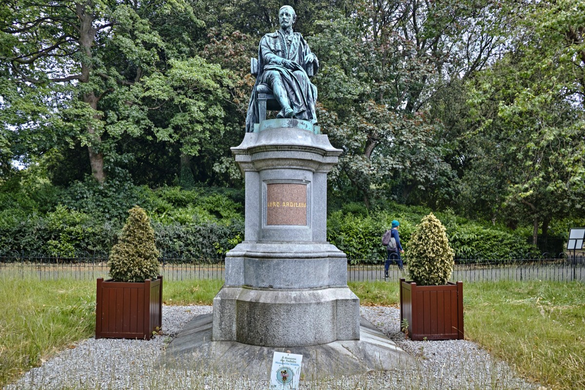 THERE IS A STATUE OF LORD ARDILAUN IN ST STEPHENS GREEN 004