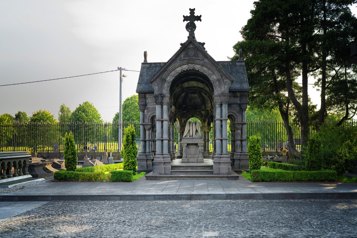 A VISIT TO GLASNEVIN CEMETERY A FEW MINUTES BEFORE IT CLOSED FOR THE DAY 007