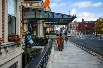  EMPTY PLINTHS OUTSIDE THE SHELBOURNE HOTEL THE STATUES ARE TO BE RETURNED  