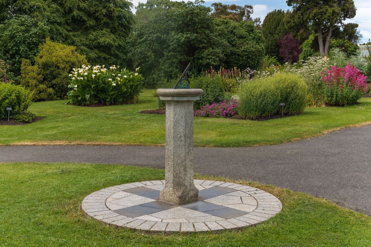 THERE ARE TWO SUNDIALS AT THE BOTANIC GARDENS 003