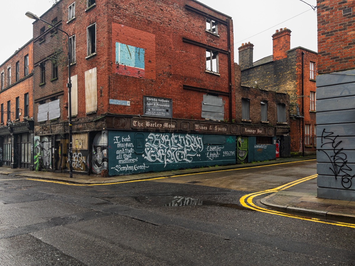 THE BARLEY MOW PUB IS NOW A DERELICT BUILDING  ON FRANCIS STREET  WHICH WAS A GOOD LOCATION FOR STREET ART 001