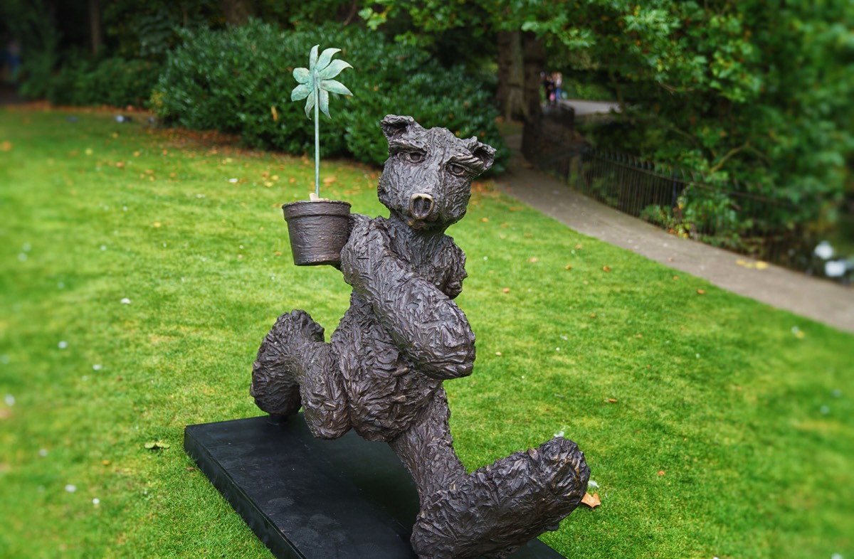 THE GARDENER - ANOTHER ONE OF MY FAVOURITE BRONZE BEARS 002