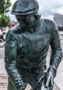 DOCKERS MONUMENT