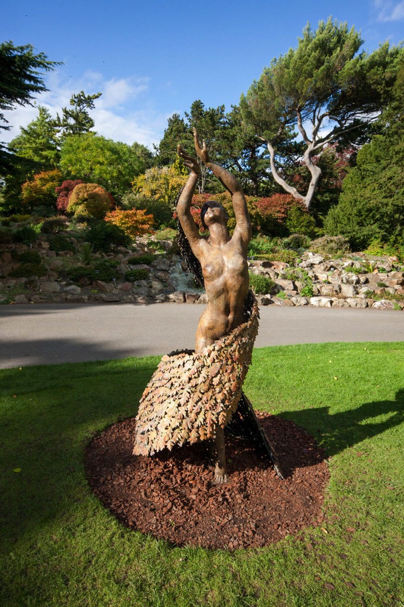 OTHER EARTH DANCING BY BETTY NEWMAN MAGUIRE PHOTOGRAPHED USING A CANON 1Ds MKIII 005