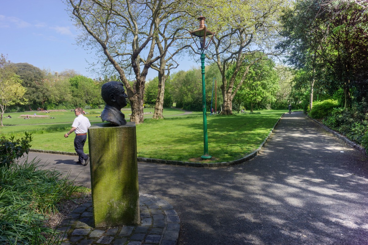 BUST OF MICHAEL COLLINS IN MERRION SQUARE PARK MAY 2015 001