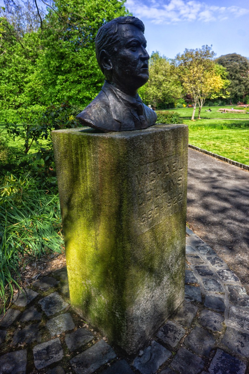 BUST OF MICHAEL COLLINS IN MERRION SQUARE PARK MAY 2015 002