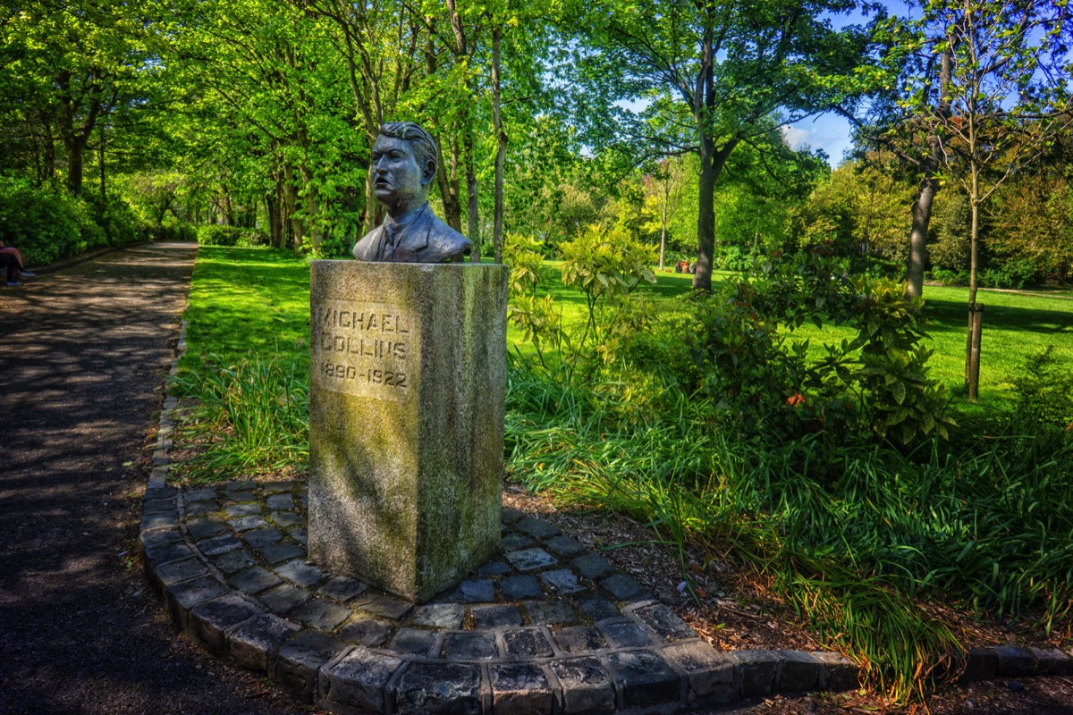 BUST OF MICHAEL COLLINS IN MERRION SQUARE PARK MAY 2015 003