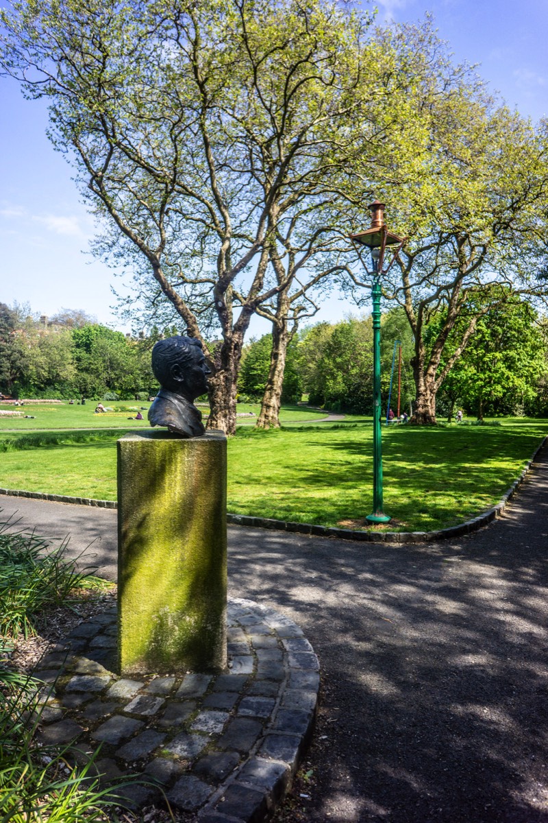 BUST OF MICHAEL COLLINS IN MERRION SQUARE PARK MAY 2015 004
